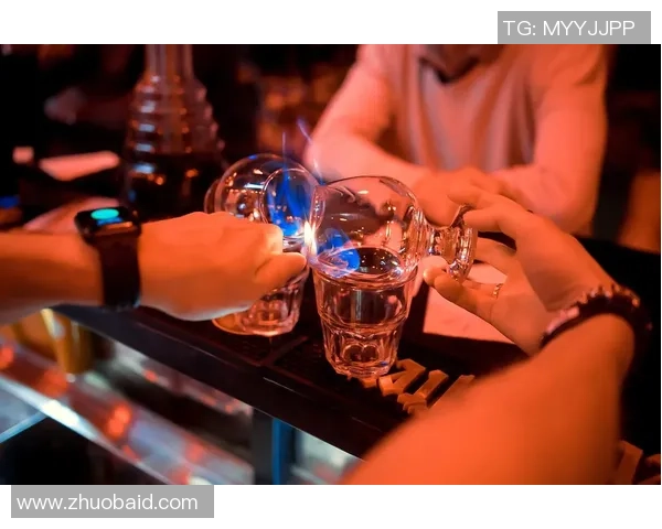 足球巨星与好友畅饮夜晚酒吧时刻曝光展现不为人知的一面